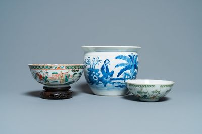 A Chinese blue and white jardinière and two famille verte bowls, 19/20th C.