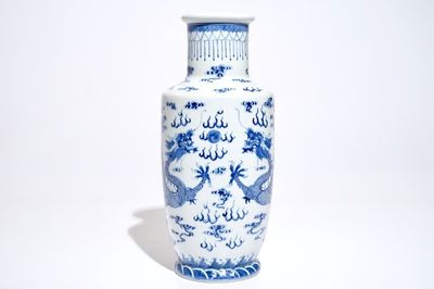A Chinese blue and white rouleau vase with dragons, 19/20th C.