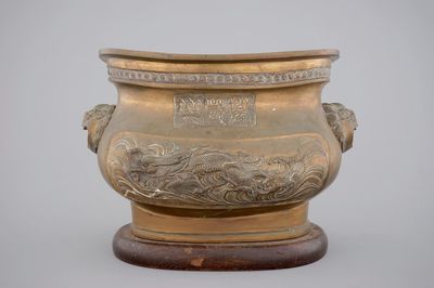 A Chinese bronze jardiniere on wooden stand, 19/20th C.