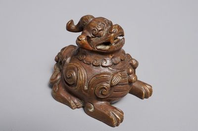 A Chinese bronze scroll or paper weight shaped as a luduan, 17/18th C.