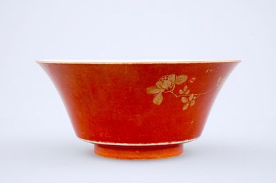 A Chinese coral red and gilt bowl, 18/19th C.