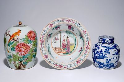 A Chinese famille rose basin and two covered jars, 19/20e eeuw