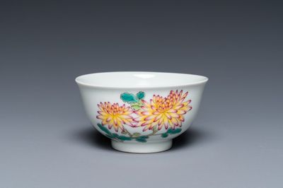 A Chinese famille rose cup with floral design, Yongzheng mark, 20th C.