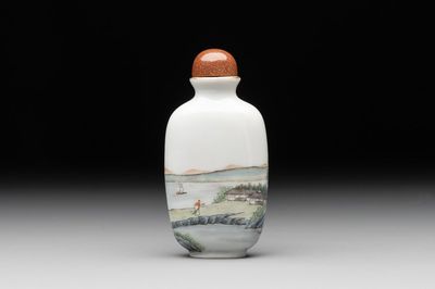 A Chinese famille verte snuff bottle, Ting Song Zhai 聽松齋 mark, 20th C.