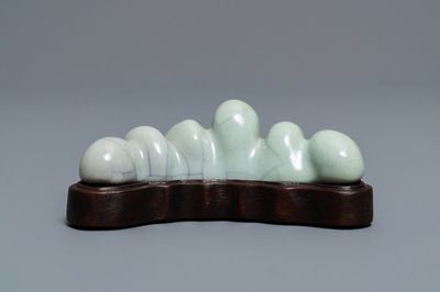 A Chinese ge-glazed brush rest, Qianlong mark, 19/20th C.