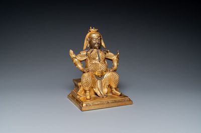 Een Chinese vergulde bronzen figuur van Guandi, Ming