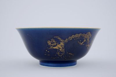 A Chinese powder blue and gilt dragon bowl, 18/19th C.