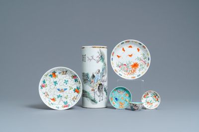 A Chinese qianjiang cai hat stand and five famille rose wares, 19/20th C.