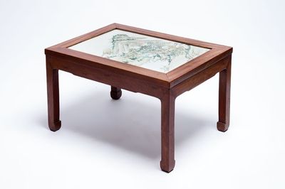 A Chinese qianjiang cai ‘Mountainous Landscape’ plaque-inset hongmu low table , 19/20th C.