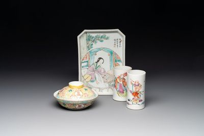 A Chinese qianjiang cai tray, two famille rose brush pots and a yellow-ground covered bowl, Tongzhi and Guangxu mark, 19/20th C.