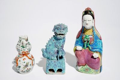 A Chinese robin's egg Buddhist lion, a famille rose Guanyin and a famille verte vase, 19/20th C.