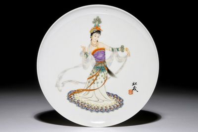 A fine Chinese plate with a dancer, signed Zhang Song Mao, 3rd quarter 20th C.