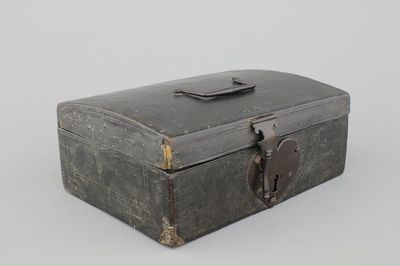 A leather documents chest with a heart-shaped lock, 17/18th C.