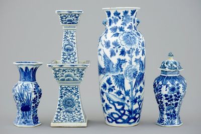 A lot of 4 various Chinese blue and white vases, 18/19th C.