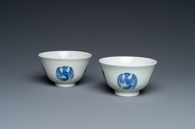 A pair of Chinese blue and white cups, Daoguang mark, 19/20th C.