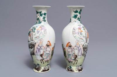 A pair of Chinese famille rose vases, Ju Ren Tang mark, Republic, 20th C.