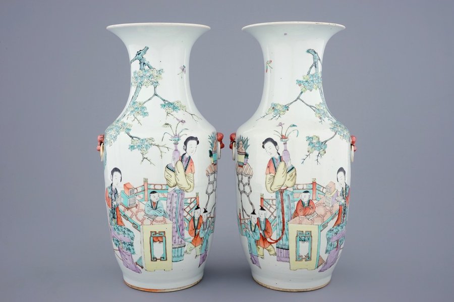 A pair of Chinese qianjiang cai vases with ladies and children, 19/20th C.