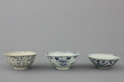 A set of 3 Chinese porcelain blue and white bowls, Ming dynasty