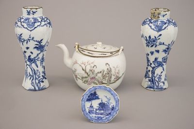A set of Chinese porcelain items: a salt, a teapot and a pair of vases, 18/19th C.