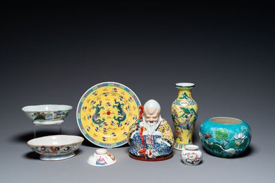 A varied collection of Chinese famille rose and qianjiang cai porcelain, 19/20th C.