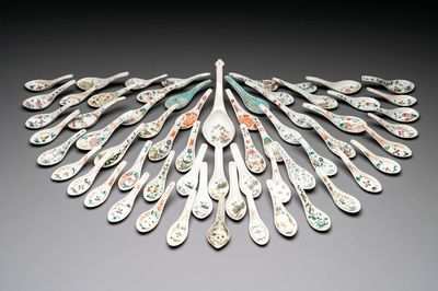 An extensive collection of 62 Chinese porcelain spoons, 19/20th C.