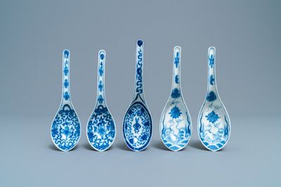 Cinq cuillères en porcelaine de Chine en bleu et blanc, 19ème