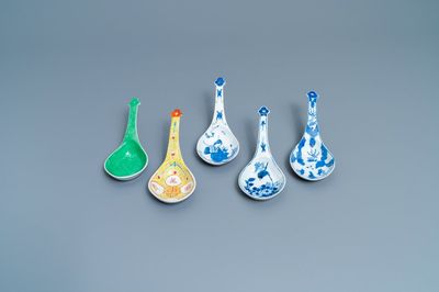 Cinq grandes cuillères en porcelaine de Chine en bleu et blanc, famille rose et vert monochrome, 19/20ème