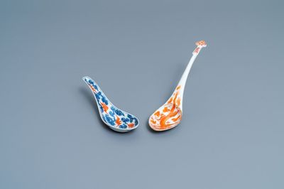 Deux cuillères en porcelaine de Chine en bleu et blanc et en rouge de fer, 19/20ème