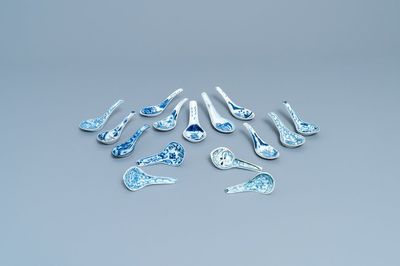 Fifteen Chinese blue and white spoons, 19/20th C.