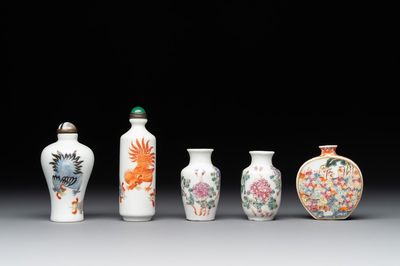 Five Chinese famille rose snuff bottles, Qianlong mark, 19/20th C.