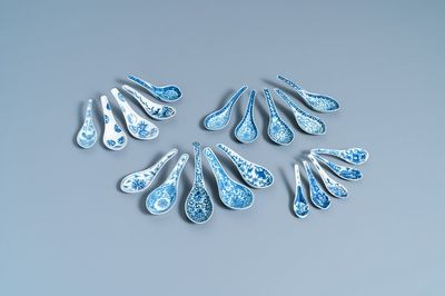 Twenty Chinese blue and white spoons, 19/20th C.