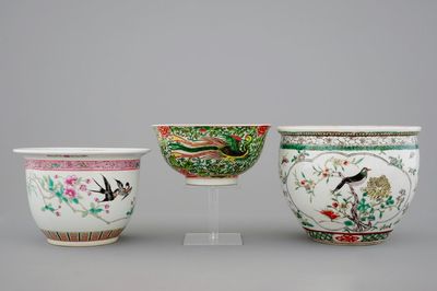 Two Chinese porcelain flower pots and a wucai bowl, 19/20th C.