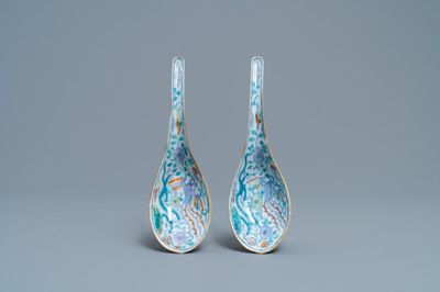 Une paire de cuillères en porcelaine de Chine doucai, marque de Chenghua, 19ème