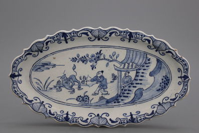 Pr&eacute;sentoir oval en fa&iuml;ence de Delft bleu et blanc &agrave; la chinoiserie avec sc&egrave;nes de chasse, 18e