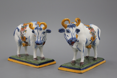 Een fraai polychroom paar Delftse koeien, 18e eeuw