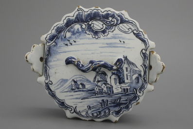 Beurrier en fa&iuml;ence de Delft, bleu et blanc, d&eacute;cor&eacute; de paysages, 18e
