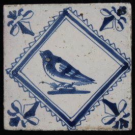 Lot van 14 bij elkaar passende blauw en witte Delftse tegels, met vogels in ruitvorm, 18e eeuw