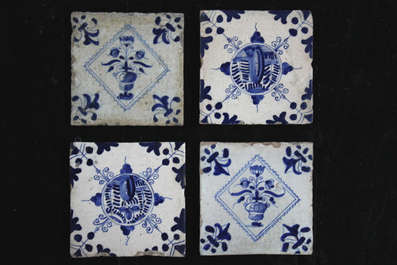 Lot de 19 carreaux en fa&iuml;ence de Delft, bleu et blanc, dessins diff&eacute;rents, 17e et 18e