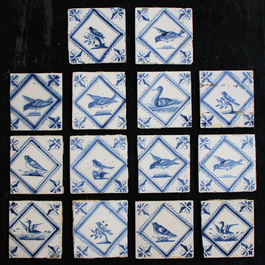 Lot de 14 carreaux concordantes en fa&iuml;ence de Delft, bleu et blanc, repr&eacute;sentant oiseaux dans un cadre lozange, 18e