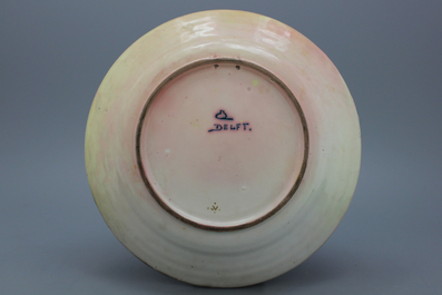 Plat en fa&iuml;ence de Delft, fabrique Porceleyne Fles, d&eacute;cor l&eacute;opard, env. 1920