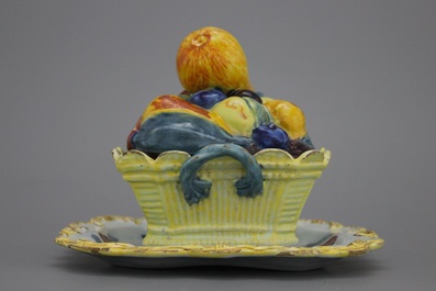 Mooi Delfts polychroom botervlootje in de vorm van een fruitmandje, 18e eeuw