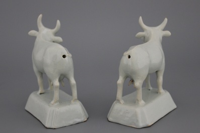 Paire de figures de vaches en fa&iuml;ence de Delft, monochrome blanc, 18e