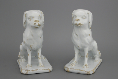 Paire de figures de chiens en fa&iuml;ence de Delft, monochrome blanc, 18e