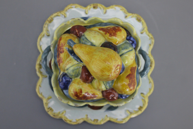 Beurrier en fa&iuml;ence de Delft, polychrome, en forme d'un panier &agrave; fruits, 18e
