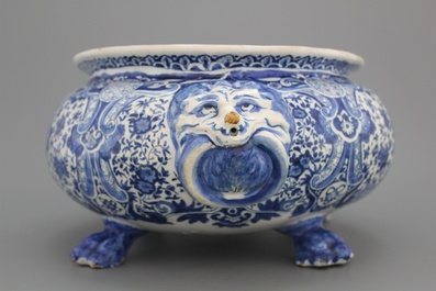 An oval shaped Dutch Delft blue and white wine cooler on 4 feet, Adrianus Kockx, late 17th C.