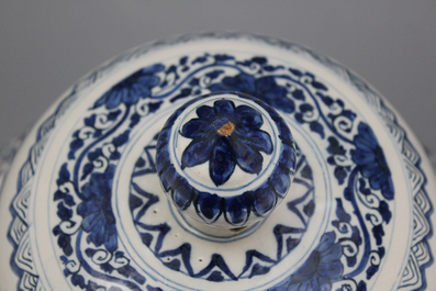 Cloche rare en fa&iuml;ence de Delft, bleu et blanc &agrave; la chinoiserie, Lambertus Van Eenhoorn, fin 17e