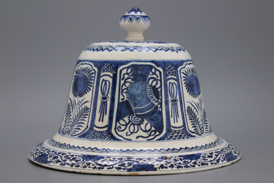Cloche rare en fa&iuml;ence de Delft, bleu et blanc &agrave; la chinoiserie, Lambertus Van Eenhoorn, fin 17e