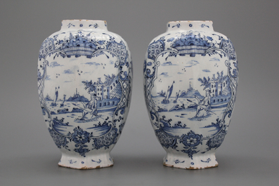 Een paar blauw en witte Delftse vazen, 18e eeuw