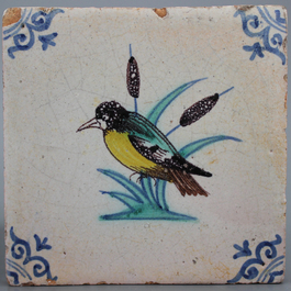 3 carreaux en fa&iuml;ence de Delft, polychrome, d&eacute;cor d'oiseaux, 17e