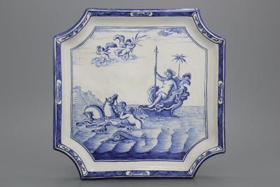 Plat rectangulaire mythologique en fa&iuml;ence de Delft, bleu et blanc, d&eacute;cor Poseidon et Triton, 18e